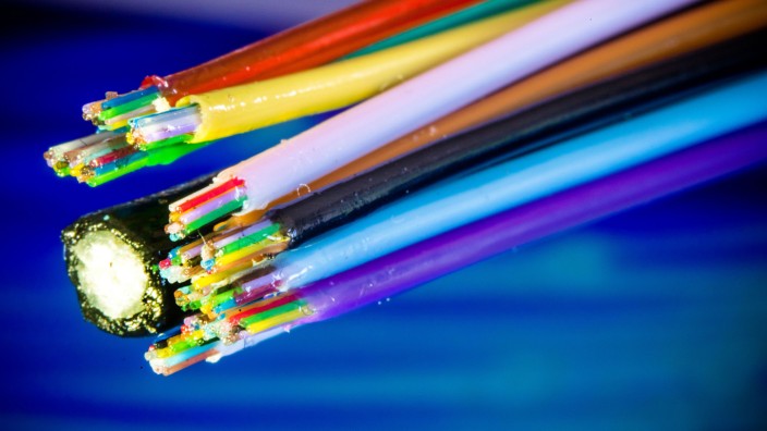 Netzausbau: Ein Glasfaserkabel mit 144 Fasern wird auf einer Baustelle für den Breitband-Internetausbau für die Verlegung vorbereitet.