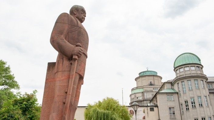 SZ-Serie: Auf dem Sockel: Eigentlich sollte die Bismarck-Statue direkt vor dem Deutschen Museum stehen - doch dort weigerte man sich.