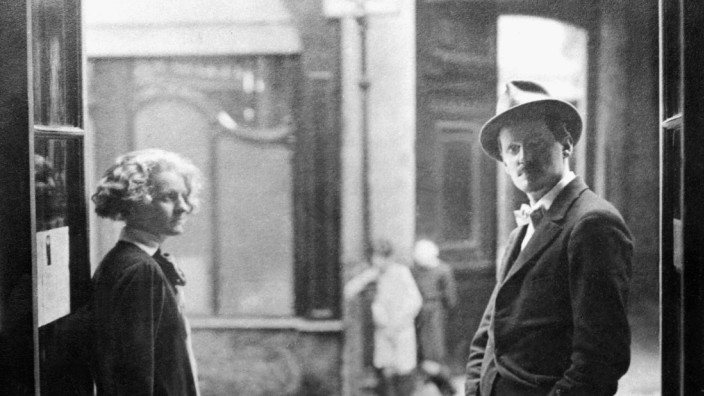 100 Jahre James Joyce' "Ulysses": Zu obszön? Beinah wäre Joyce' Vorhaben, einen Verlag für "Ulysses" zu finden, gescheitert. Dann fand sich eine, die mutig genug war: Sylvia Beach, Verlegerin und Buchhändlerin bei Shakespeare and Company in Paris.