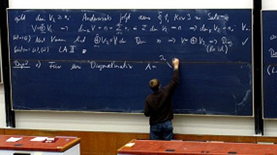 Prämierte Hochschulen: Ein Tafel voller Formeln: Die Lehre an deutschen Hochschulen ist oft schwer verdaulich.