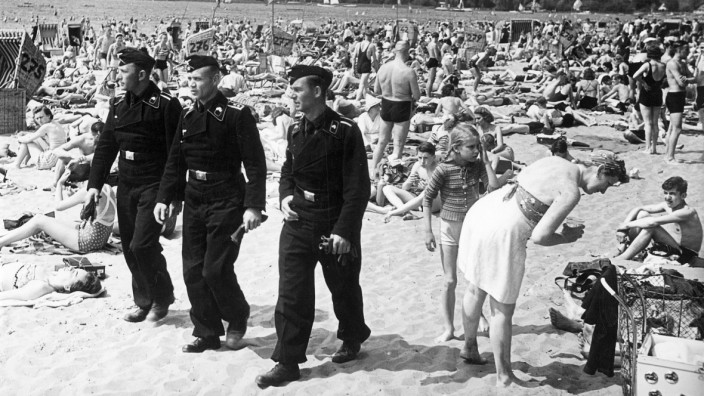 Deutsche Soldaten am Strand des Wannsees, 1940