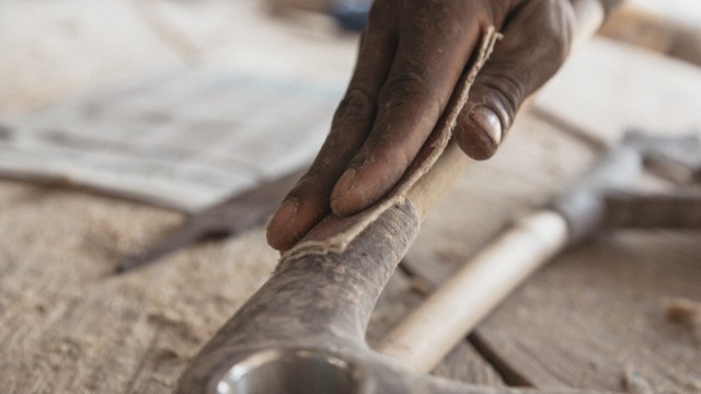 Nachhaltiger Rohstoff: Manufakturbetrieb: Jeder Rahmen braucht 80 Stunden Handarbeit in Ghana. Auf dem Bild werden die ausgehärteten Verbindungsstücke geschliffen.