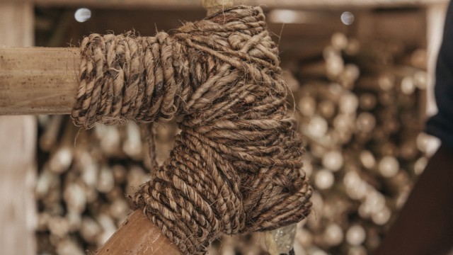 Nachhaltiger Rohstoff: Das Fachwerk der Bambusstäbe wird mit Sisal fixiert und dann in Harz getränkt. Als Faserverbundstoff ist Bambus stabil wie Stahl und fast so leicht wie Aluminium.