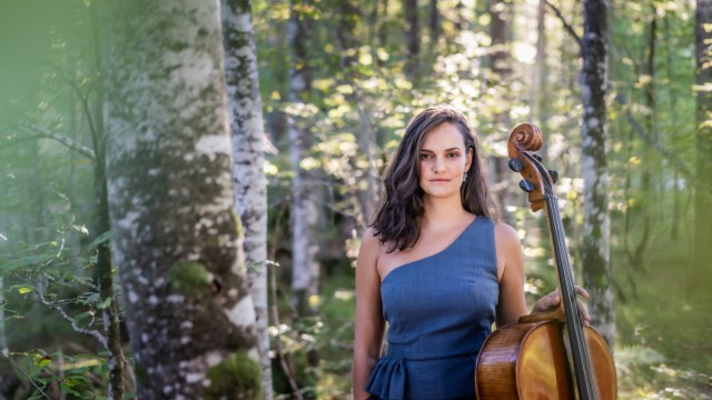 Kultur in der Corona-Krise: Die 29-jährige Cellistin Raphaela Gromes aus Feldafing spielt beim Sommerkonzert am Starnberger Schlossberg endlich wieder vor Publikum.