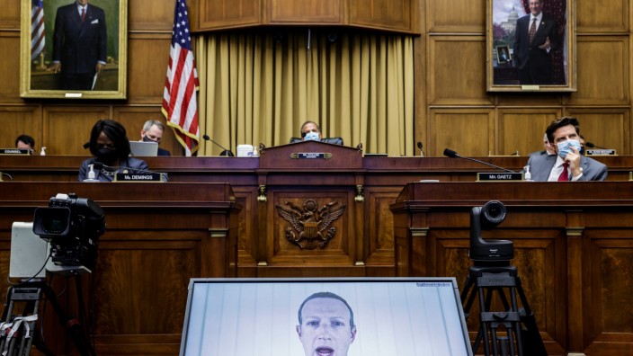 Leserdiskussion: Wieder fein raus: Facebook-Chef Marc Zuckerberg bei der Anhörung vor dem US-Kongress.