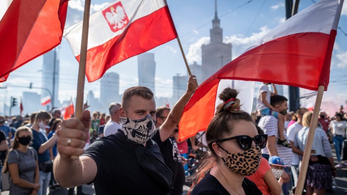 Polen: Zum Gedenken an den Warschauer Aufstand halten diese Menschen in der polnischen Hauptstadt eine Schweigeminute ab.