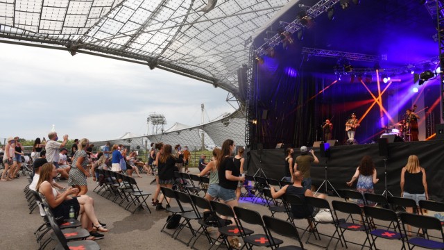 Sommerbühne im Olympiastadion: Mit viel Luft nach oben und zu allen Seiten feiern die Fans beim ersten Konzert auf der Sommerbühne.
