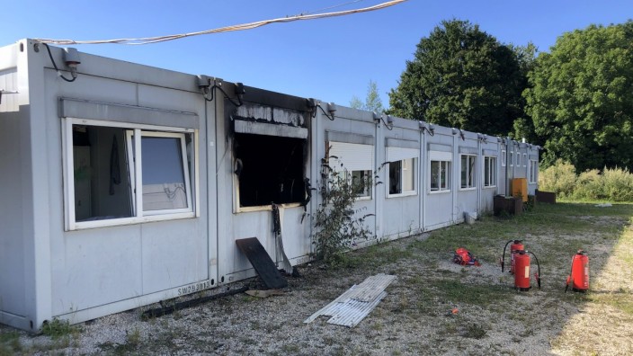 Vierkirchen: Meterhohe Flammen schossen aus dem Fenster, bevor die Freiwillige Feuerwehr den Brand löschen konnte.