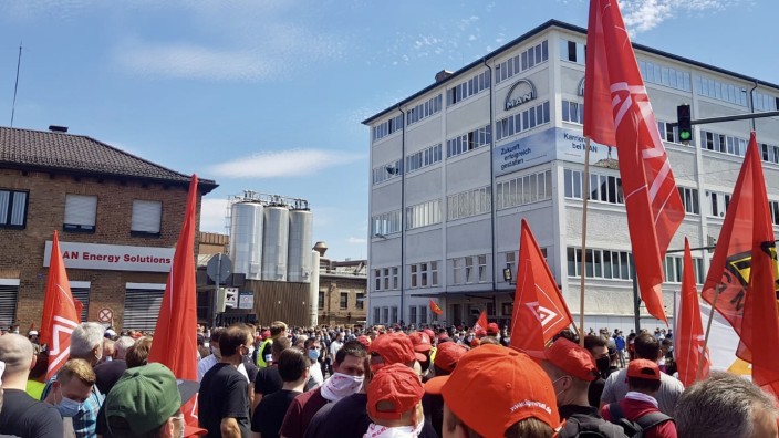Wirtschaft: In Augsburg gingen Mitarbeiter von MAN Energy Solutions vor das Werk, um gegen den Abbau von Arbeitsplätzen zu demonstrieren.