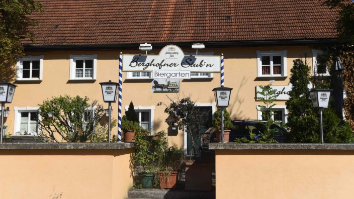 Traditionelle Wirtshäuser: Topfpflanzen versperren den Durchgang zum Wirtshaus in Großberghofen. Seit August 2018 ist das traditionsreiche Lokal geschlossen, weil die Betreiber sich in den Nachbarort Erdweg verabschiedet haben.