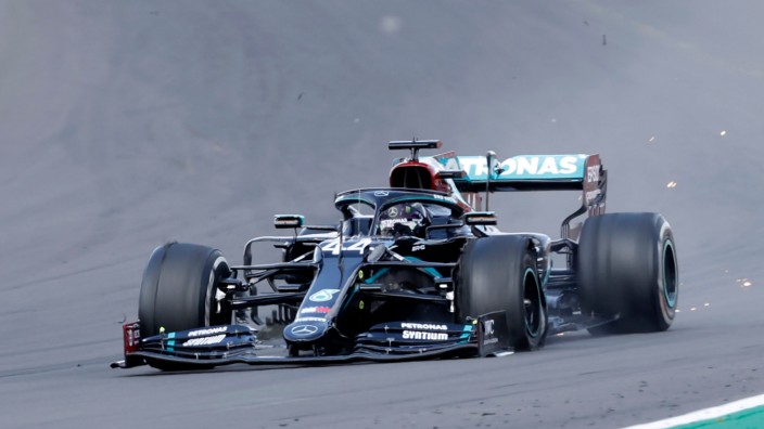 Formel 1: Dramatische letzte Runde: Lewis Hamilton schafft es gerade noch als Erster über die Ziellinie