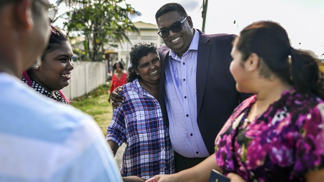Guyana: Der 40-jährige Mohamed Irfaan Ali, hier mit seiner Ehefrau Arya Ali (re. vorne), ist der erste praktizierende Muslim in einem Präsidentenamt in Südamerika.