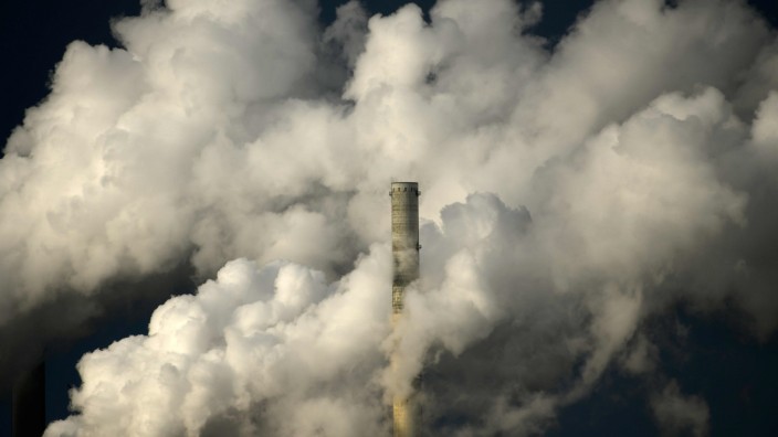 Energiekonzerne: RWE-Kohlekraftwerk in Neurath: Klimaaktivisten ärgern den Konzern.