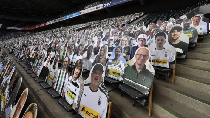 DFL beschließt Stadionkonzept: Zuletzt die einzigen Fans im Stadion: Papp-Figuren, zum Beispiel bei Borussia Moechengladbach