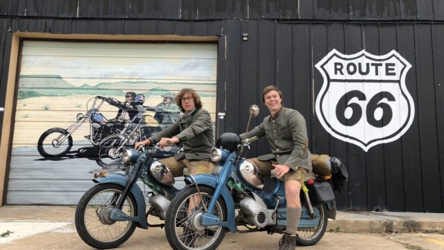 Der Film "Ausgrissn!": Auf den Spuren der Vorbilder Peter Fonda und Dennis Hopper im Film Easy Rider fuhren Julian (links) und Thomas Wittmann ebenfalls auf der Route 66. Allerdings mit Zündaps, nicht mit Harley Davidson Motorrädern.