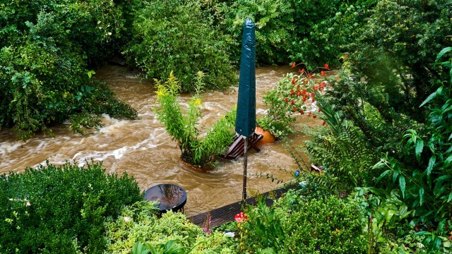 Extremwetter: Von den Überschwemmungen im August 2020 waren zum Glück nur Keller und Gärten betroffen. Wie hier beim Zusammenfluss von Kupferbach und Glonn. Deutlich dramatischer traf es den Ort vor fast genau 21 Jahren.