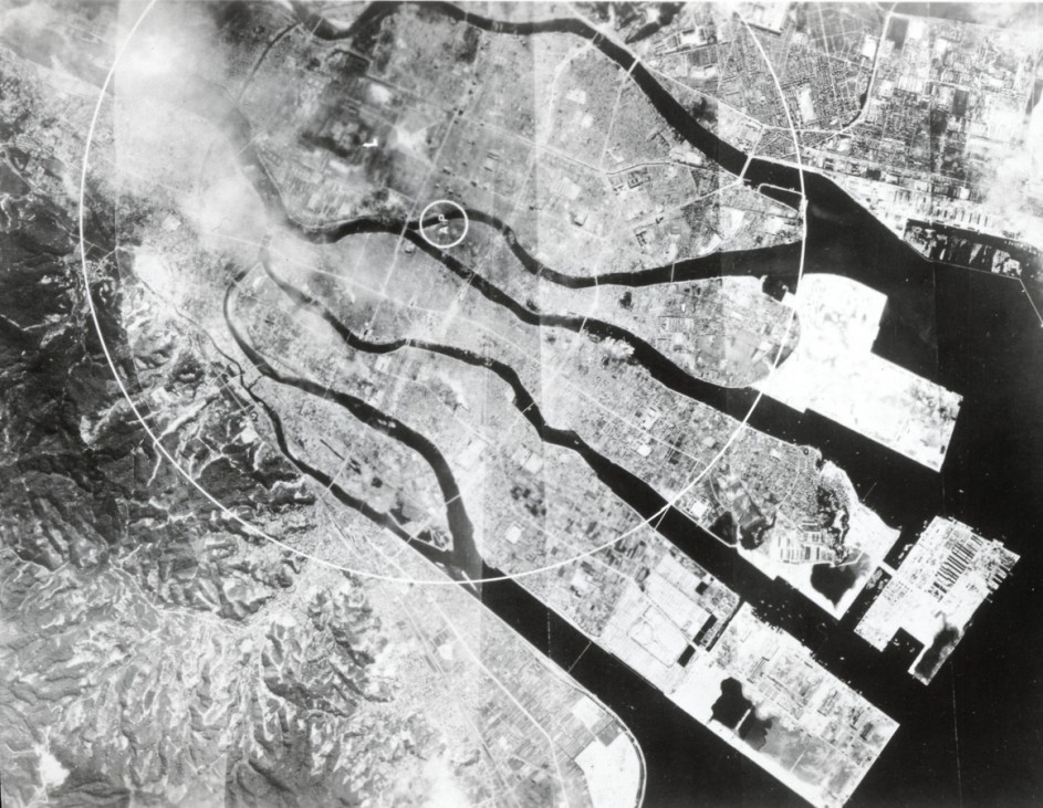 Guerre mondiale 1939-1945 Lancement de la bombe atomique sur le port de Nagasaki par un avion americain le 09/08/1945.