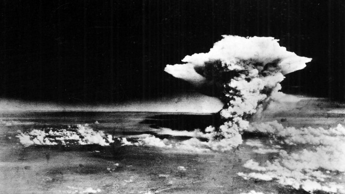 Russland, Ukraine und der Westen: Luftaufnahme der japanischen Großstadt Hiroshima in Japan, kurz nach dem Abwurf der Atombombe am 6. August 1945 auf Hiroshima.