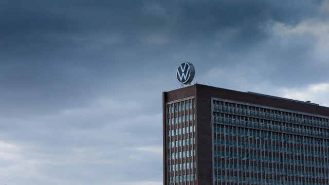 14.04.2020, xtgx, Symbolfotos Volkswagen Abgasskandal, dunkle Wolken ueber der Konzernzentrale von VW in Wolfsburg, Sym
