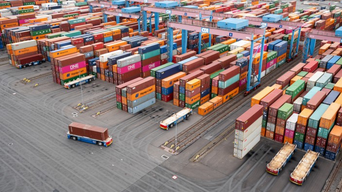Konjunktur: Container im Hamburger Hafen: Stockende Lieferketten sind zum Symbol für die Probleme der Wirtschaft geworden.