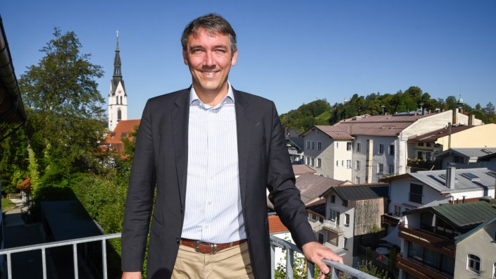Neuer Bürgermeister von Bad Tölz: Über den Dächern von Tölz: Der neue Bürgermeister Ingo Mehner ist nun seit 100 Tagen im Amt.