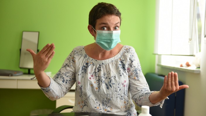 Coronavirus: Die Logopädin Dina Roos kämpft dafür, dass Schwerkranke weiterhin Viedosprechstunden von der Kasse bezahlt bekommen.Mit Maske in der Praxis ist die Behandlung wenig effizient. Foto:Catherina Hess