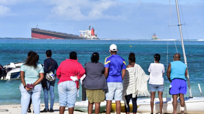 Öl läuft aus: Der Tanker "Wakashio" liegt vor Mauritius auf Grund. Inzwischen sind etwa 1000 Tonnen Öl ausgelaufen.