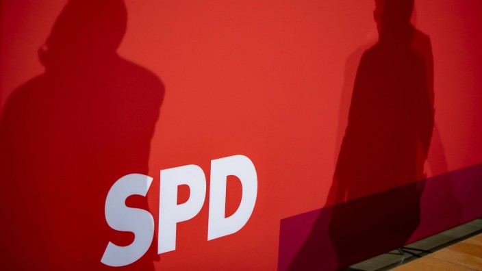 Die Schatten der Co-Parteivorsitzende der SPD Norbert Walter-Borjans und Saskia Esken waehrend einer Pressekonferenz im