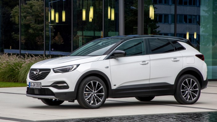 Plug-in-Hybride im Vergleich: Vor allem aber sollen die Plug-in-Hybride die CO₂-Bilanz der Hersteller verbessern: hier der Opel Grandland.
