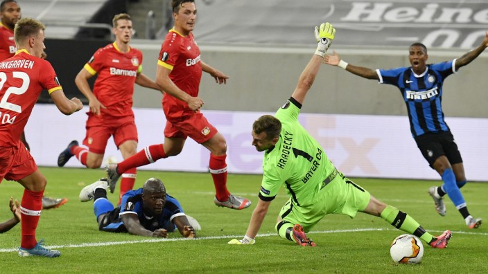 Leverkusen in der Europa League: Ein perfektes Lehrbeispiel dafür, was große Stürmer auszeichnet: Romelu Lukaku, der Mann am Boden, erzielt das 2:0 für Inter Mailand.