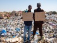 Fousseni Traore et Mohamed, gardien de la GIE qui gère la plateforme  sur laquelle les récupérateurs déposent leurs sacs de matières et d'objets collectés, dépôt 36, commune 4, Bamako, Mali, novembre 2019