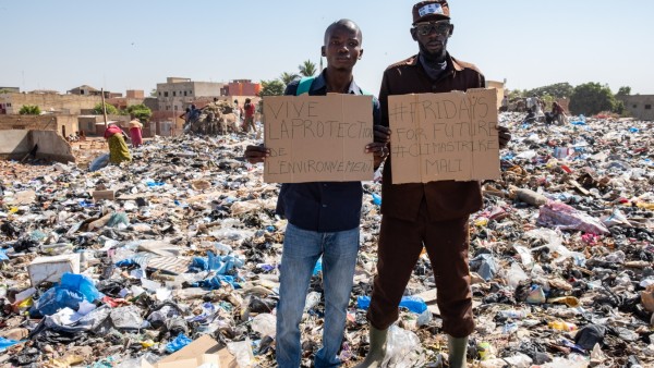 Fousseni Traore et Mohamed, gardien de la GIE qui gère la plateforme  sur laquelle les récupérateurs déposent leurs sacs de matières et d'objets collectés, dépôt 36, commune 4, Bamako, Mali, novembre 2019