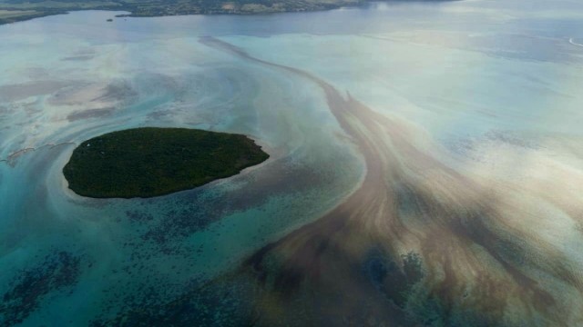 Indischer Ozean: Verschmutzung im Meer vor Mauritius. Eine von der Mauritian Wildlife Foundation bereitgestellte Aufnahme zeigt einen großen Ölfleck.