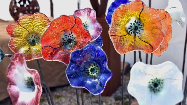 Maisach: Strahlende Blüten, die nie welken - mit Stängeln, die nie brechen: Gartenschmuck von Metallkünstler Markus Koch.