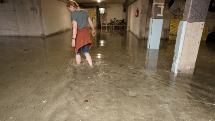 Schwabing: Angst vor dem nächsten Starkregen: Eine Anwohnerin der Genterstraße watet durch den Keller.
