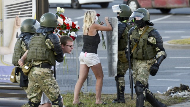 Belarus: Mit Blumen gegen martialische Sicherheitskräfte: Szene in Minsk.