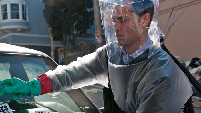 JUDE LAW as Alan Krumwiede in the thriller CONTAGION a Warner Bros Pictures release PUBLICATIONxI