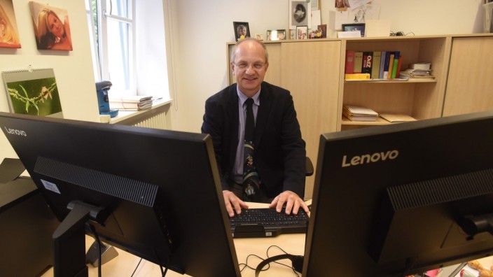 Digitalisierung: Digitalisierung als Chance: Richter Stefan Lorenz hat jetzt zwei Bildschirme in seinem Büro.