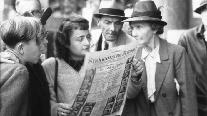 75 Jahre SZ Menschen lesen auf der Straße die Süddeutsche Zeitung, 1946