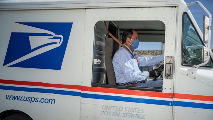 USA: Postbote Frank Colon in seinem Dienstfahrzeug in El Paso, Texas. Der United States Postal Service ist eigentlich bekannt dafür, zuverlässig zu liefern - bei jedem Wetter. Präsident Trump zweifelt daran.