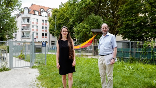 Lehel: Anna Grube, Vorsitzende der liberalen jüdischen Gemeinde München, und Jan Mühlstein, ihr Vorgänger, auf dem geplanten Grundstück.