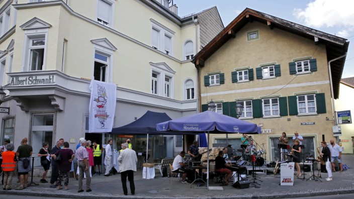 Wolfratshausen: An Maria Himmelfahrt wurde der Kunstturm am Schankleck mit einem Kulturfest eröffnet.