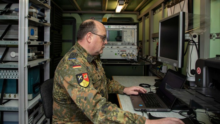 Bundeswehr: Das Kommando Cyber- und Informationsraum (Kdo CIR) verfügt über Soldaten , schicke Aufnäher und einen eigens komponierten Cyber-Marsch. Was es noch nicht hat: eindeutig definierte Aufgaben.