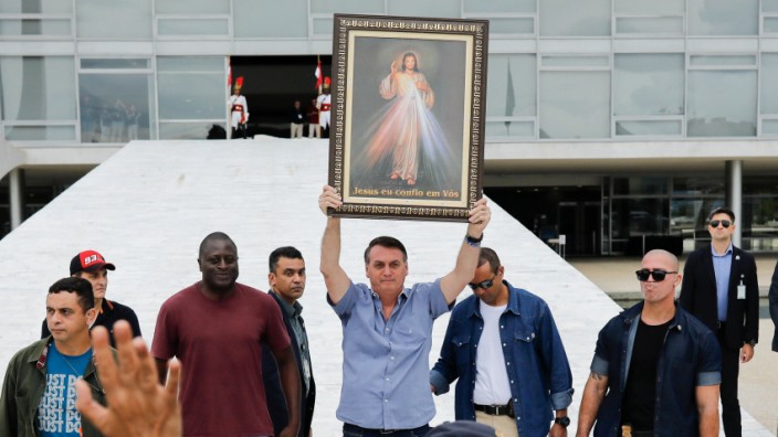 Brasilien: Präsident Jair Bolsonaro sucht oft die Nähe radikaler Christen.