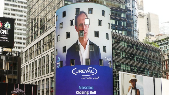 Impfstoff-Hersteller: Im August 2020 ging Curevac an die New Yorker Technologiebörse Nasdaq. Auf der Video-Fassade am Times Square ist Franz-Werner Haas zu sehen.