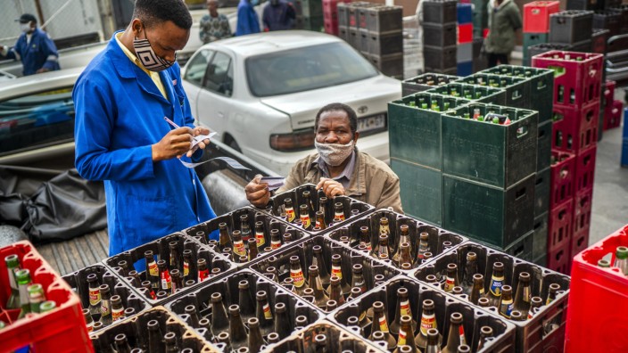 Coronamaßnahmen: Die Kreislaufwirtschaft springt wieder an: Ein Barbesitzer bringt an diesem Dienstag leere Bierflaschen zu einem Händler zurück.