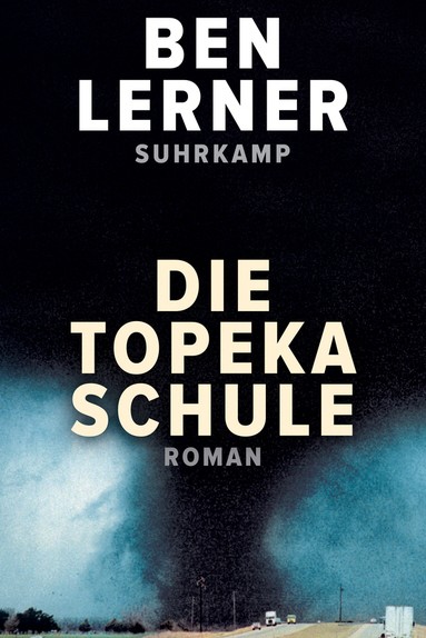 "Die Topeka-Schule" von Ben Lerner: Ben Lerner:  Die Topeka-Schule. Roman. Aus dem Englischen von Nikolaus Stingl. Suhrkamp, Berlin 2020. 395 Seiten, 24 Euro.