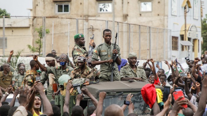 Aufstand in Mali: Bewohner Malis jubeln Soldaten zu - ein aus Militärs bestehendes "Nationales Komitee für die Errettung des Volkes" hat die Macht übernommen.