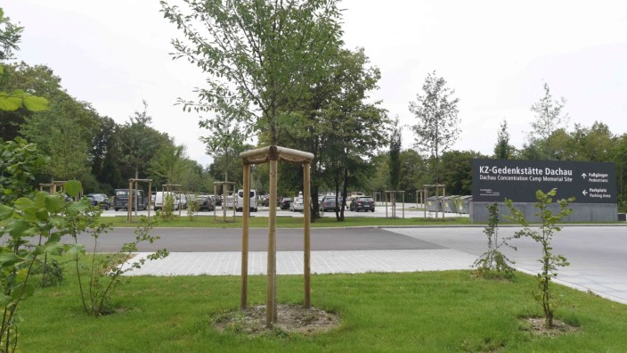 KZ-Gedenkstätte Dachau: Ansprechend begrünt und barrierefrei gestaltet ist der neue Parkplatz an der Gedenkstätte. Es gibt Flächen für Fußgänger und welche für Fahrzeuge.