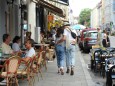 Leute, die gemütlich in den Straßencafés sitzen, flanieren, einkaufen oder ratschen: die Türkenstraße.